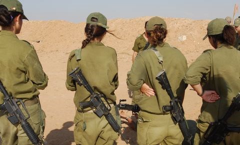מדוע התפתחה הדרת נשים בצבא?