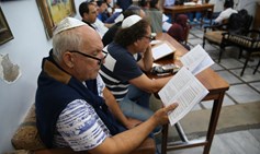 השתתפות הציבור בתפילות בבית הכנסת