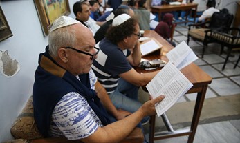 השתתפות הציבור בתפילות בבית הכנסת