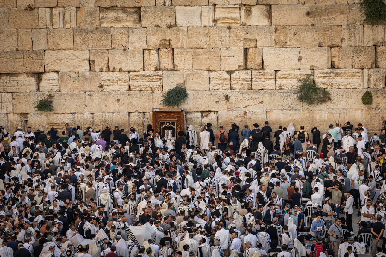 תפילה בכותל בצאת תשעה באב, אוגוסט 2025 | Photo by Chaim Goldberg/Flash90