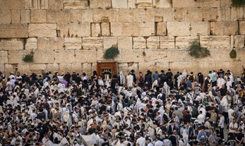 תפילה בכותל בצאת תשעה באב, אוגוסט 2025 | Photo by Chaim Goldberg/Flash90