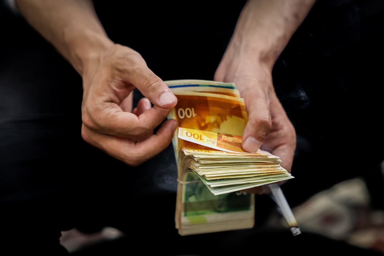 ספירת שטרות של כסף, ארכיון | Photo by Chaim Goldberg/Flash90