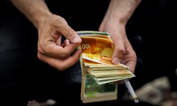 ספירת שטרות של כסף, ארכיון | Photo by Chaim Goldberg/Flash90