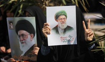 מפגינות בטהראן נושאות את תמונותיו של עלי ח'מינאי, מרץ 2026 | Photo by REUTERS