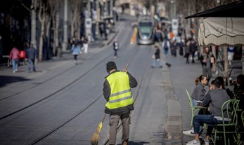 העובדים החלשים במשק נשארים מחוץ למתווה: עובד ניקיון בירושלים | Photo by Chaim Goldberg/Flash90