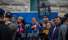 השר לביטחון לאומי לפני פתיחת הדיון בעניינו בבית המשפט העליון, אפריל 2026 | Photo by Yonatan Sindel/Flash90