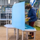 אזרחים מצביעים בקלפי בחיפה. חובתה של המדינה לאפשר לאזרחיה לממש את זכותם לבחור | Photo by Flash90