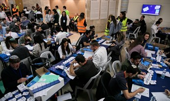 ספירת קולות בכנסת אחרי בחירות 2020 | Photo by Olivier Fitoussi/Flash90