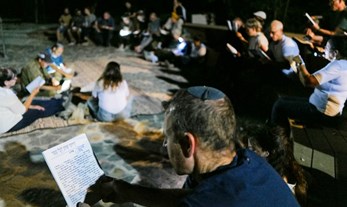 קריאת מגילת איכה בתשעה באב | Photo by Michael Giladi/Flash90