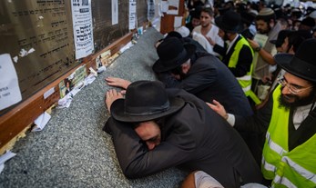 קבר ר' נחמן מברסלב. רוב המבקרים הישראלים – מסורתיים ולא חרדים
