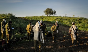 חיילי מילואים בתפילה, ארכיון
