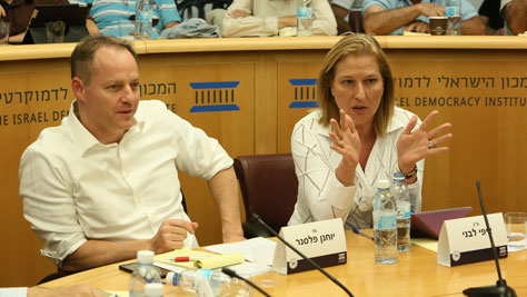 חה"כ ציפי לבני ויוחנן פלסנר, נשיא המכון הישראלי לדמוקרטיה. (צילום: עודד אנטמן)