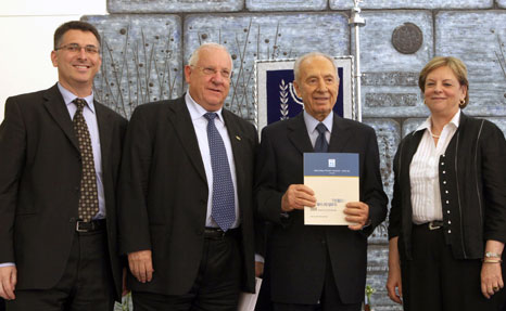 שמעון פרס מקבל את מדד הדמוקרטיה לשנת 2009