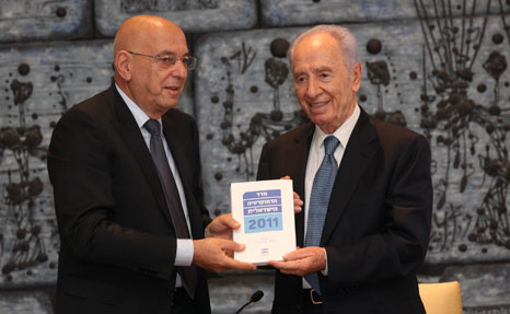 אריק כרמון מעניק לשמעון פרס, לשעבר נשיא המדינה, את מדד הדמוקרטיה הישראלית 2011
